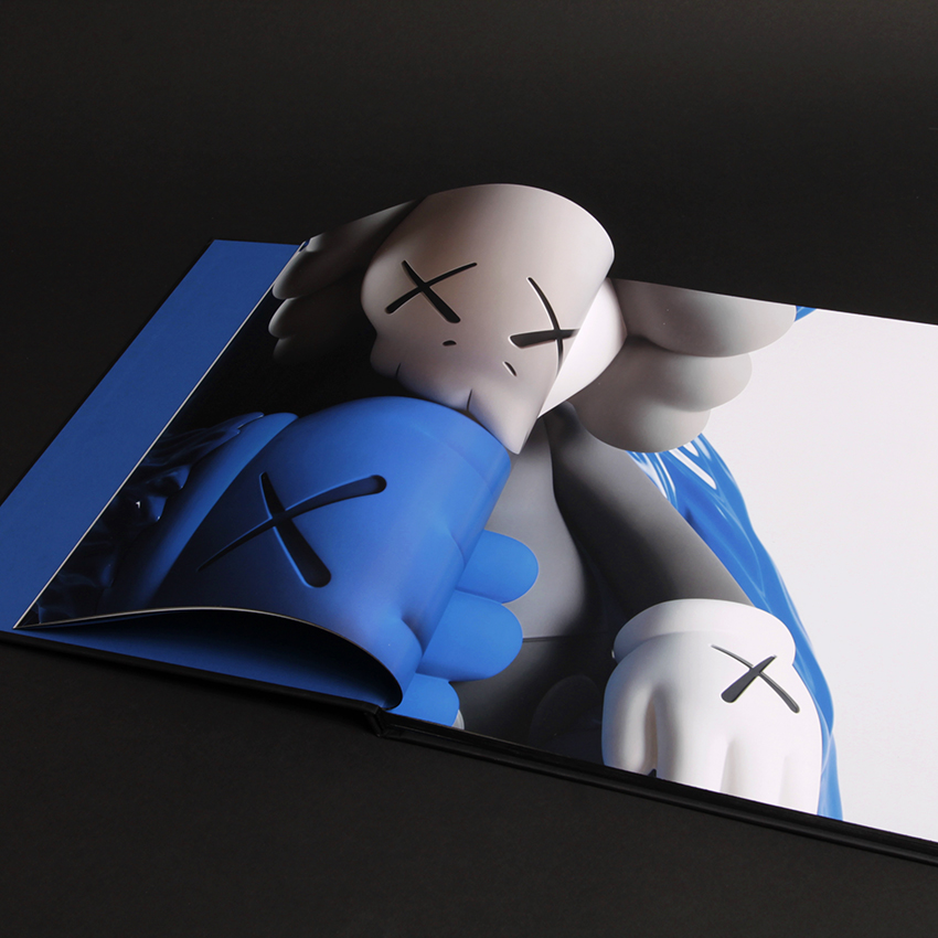 kaws blackout 黒本 KAWS: Blackout exhibition catalogue - Fonts In Use